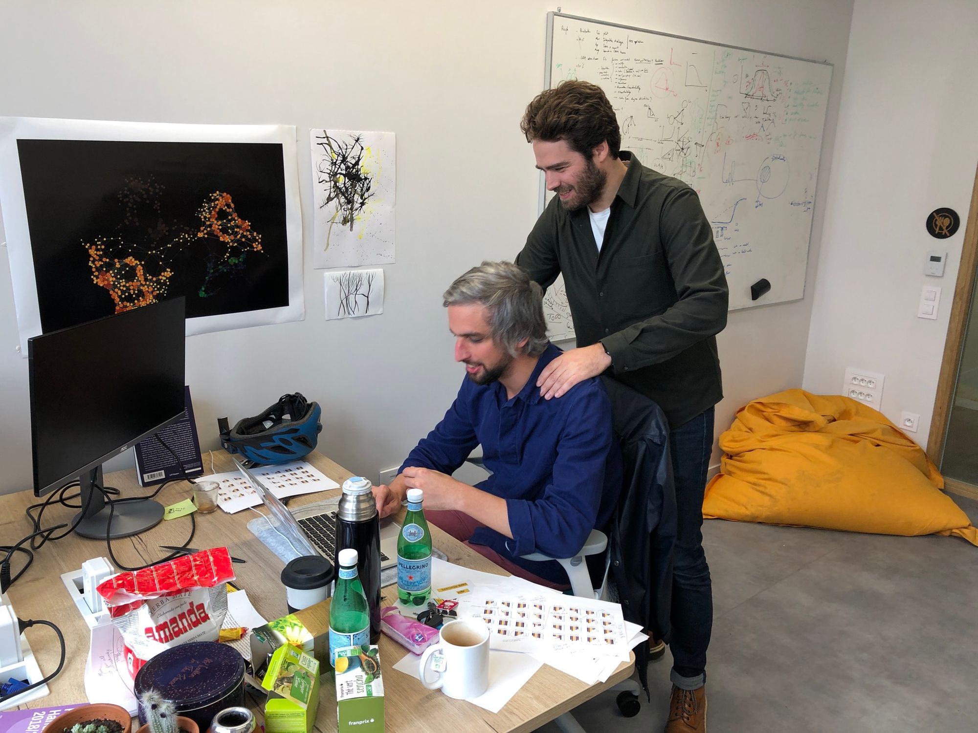 Marc Santolini (à g.) et Thomas Landrain, dans les bureaux de Jogl, au CRI.